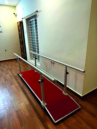 Parallel bars for gait training